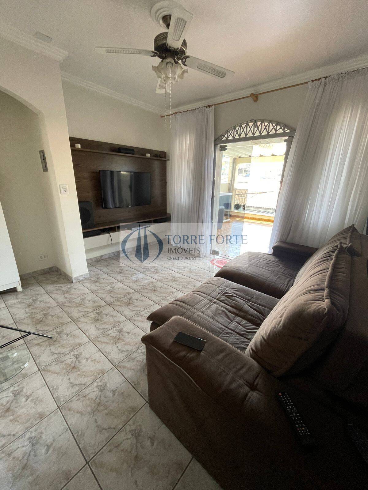 Casa à venda com 3 quartos, 193m² - Foto 1