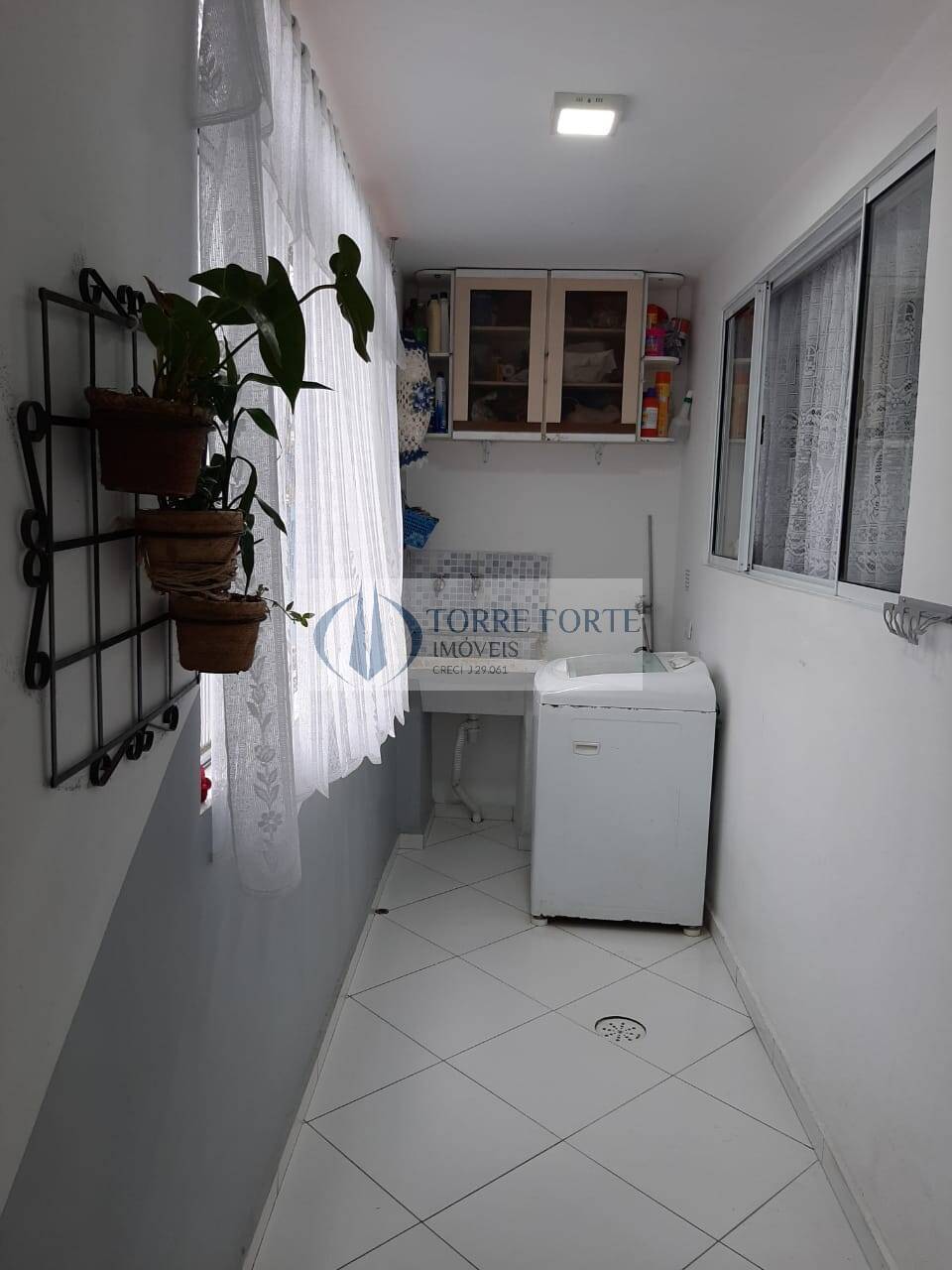 Apartamento à venda com 3 quartos, 142m² - Foto 2