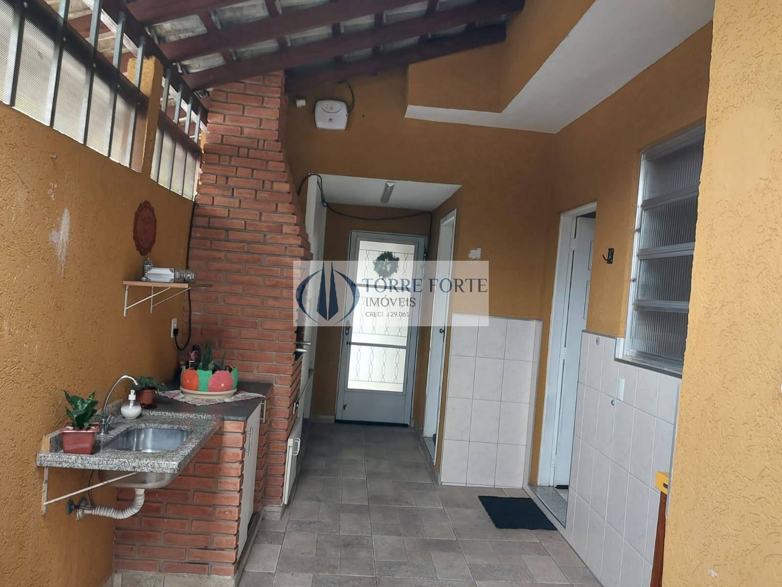 Casa à venda com 2 quartos, 120m² - Foto 1