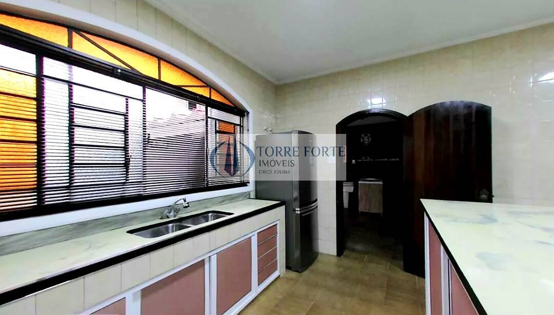 Sobrado à venda com 4 quartos, 240m² - Foto 2