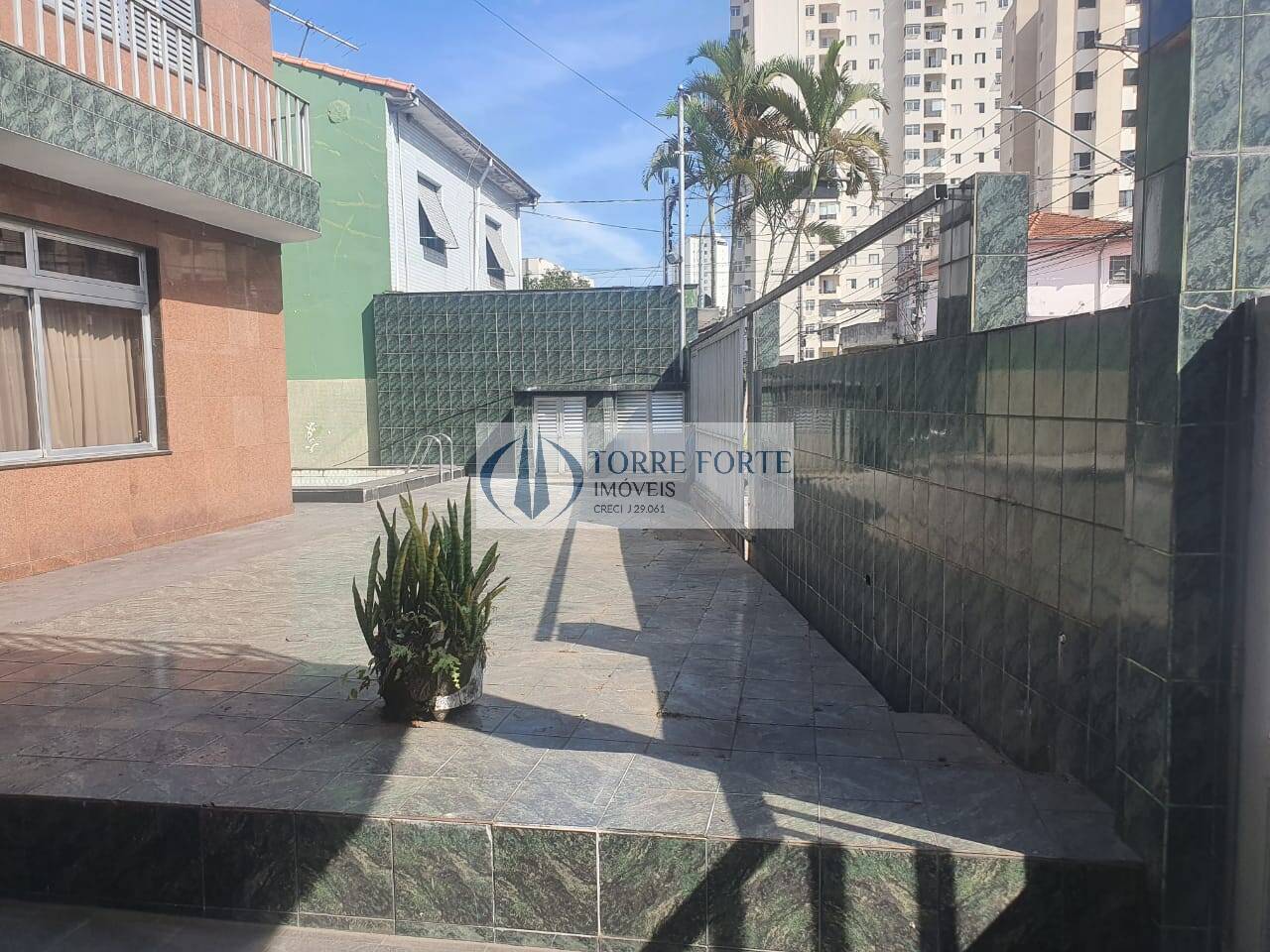 Sobrado à venda e aluguel com 4 quartos, 360m² - Foto 1