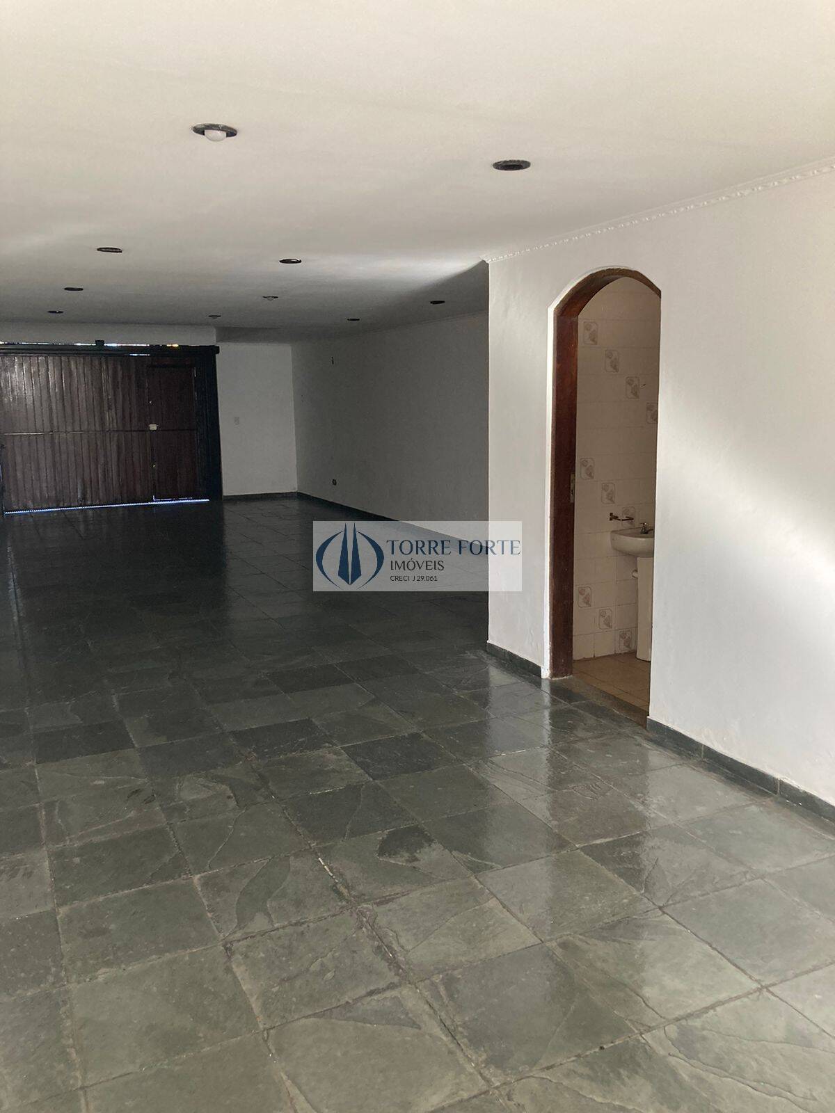 Sobrado à venda com 3 quartos, 244m² - Foto 1