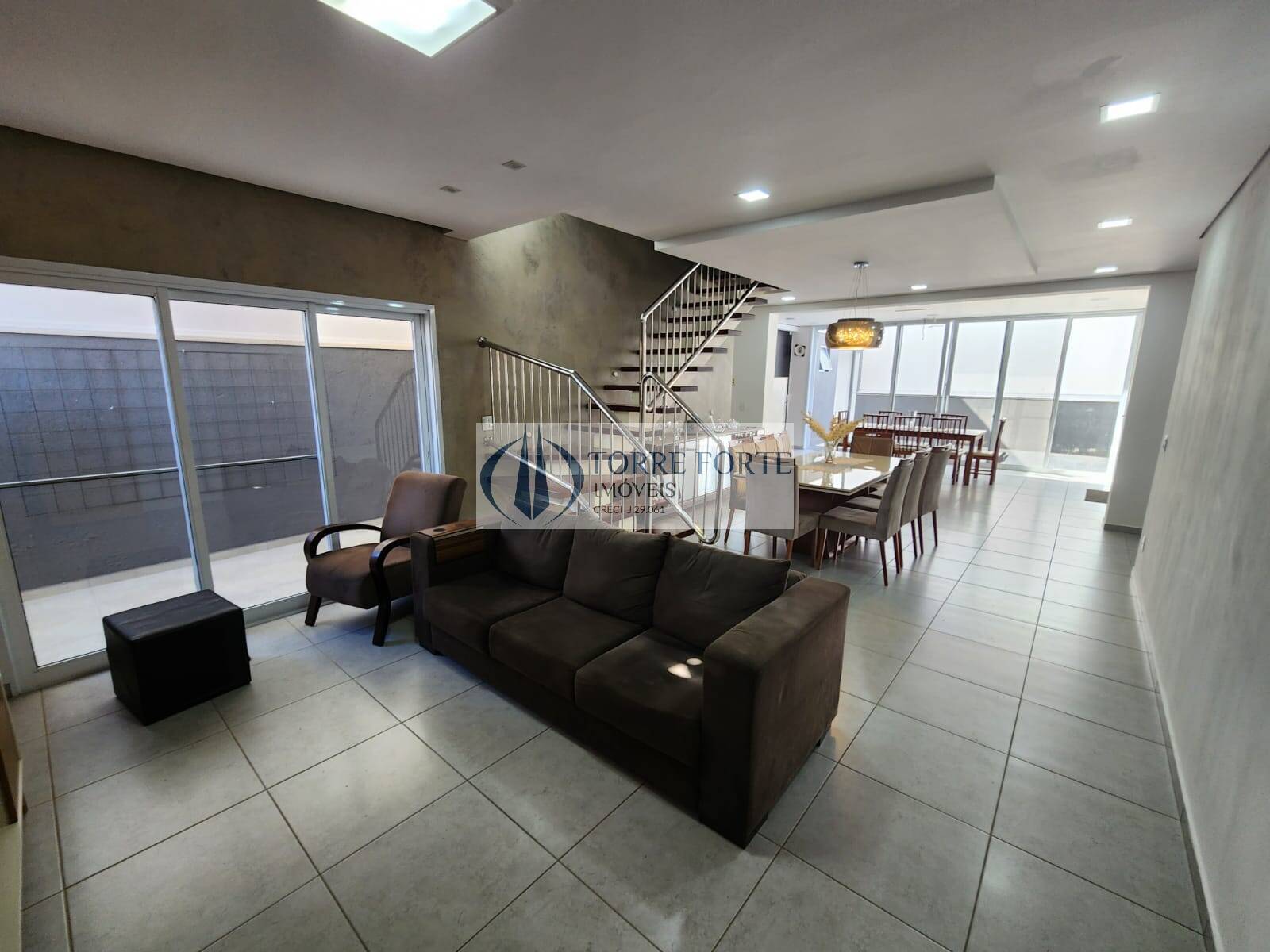 Sobrado à venda com 4 quartos, 259m² - Foto 1