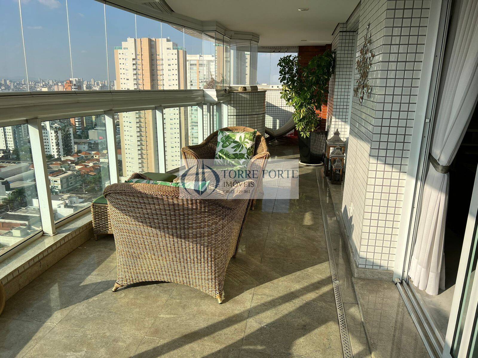 Apartamento à venda com 4 quartos, 225m² - Foto 1