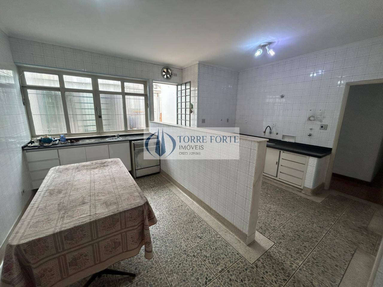 Casa para alugar com 3 quartos, 240m² - Foto 11