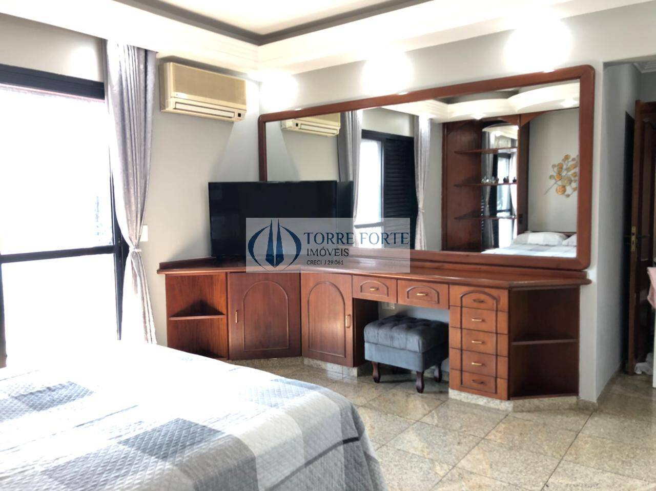 Apartamento à venda com 4 quartos, 228m² - Foto 1