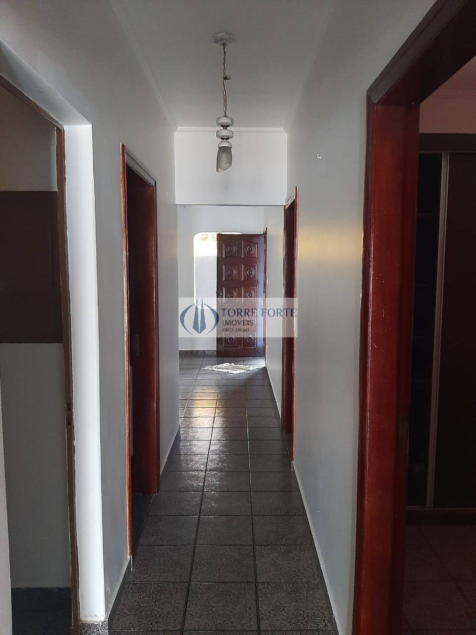 Casa à venda com 5 quartos, 250m² - Foto 3