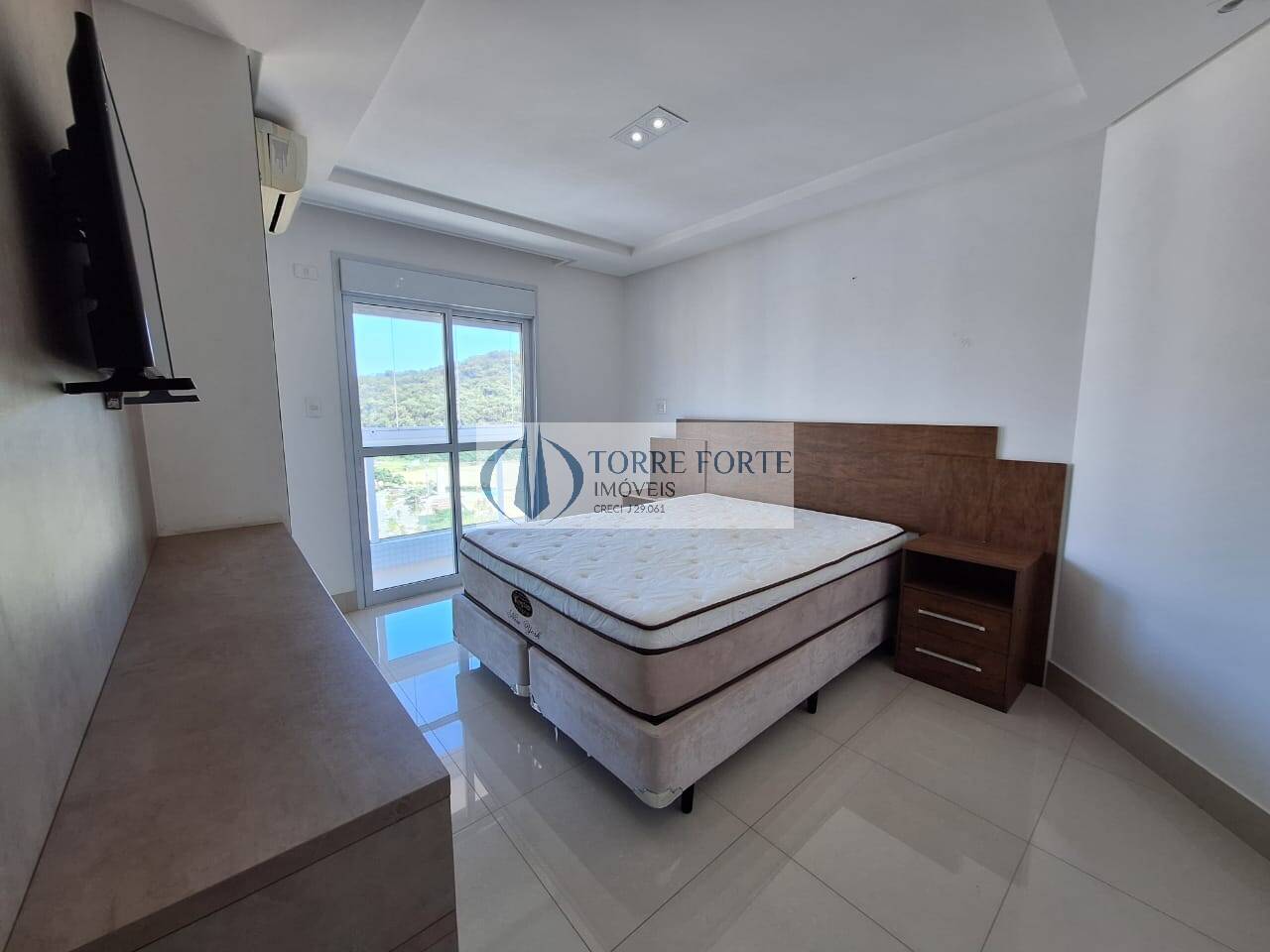 Apartamento à venda com 3 quartos, 200m² - Foto 2