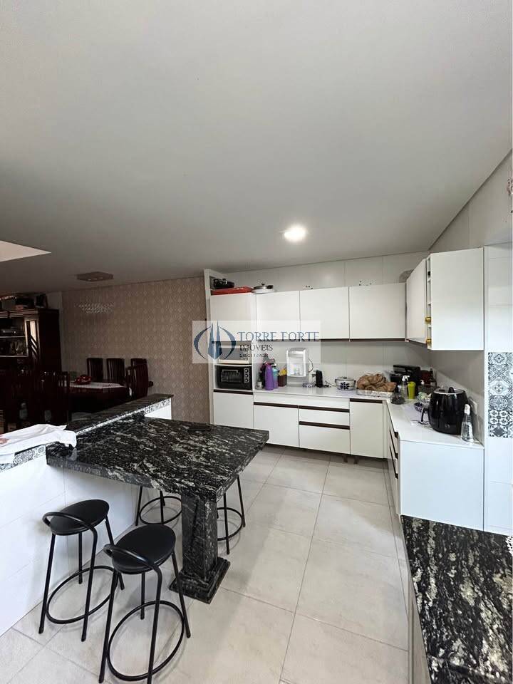 Casa à venda com 3 quartos, 183m² - Foto 1